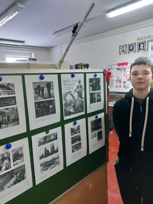 На фотографии  у представленной выставки фотографий Подвигу твоему, Ленинград!