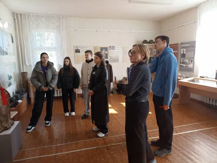 на фотографии посетители музея