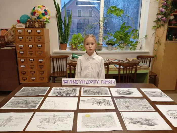 на фотографии посетитель библиотеки около выставки