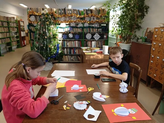 на фотографии ребята за работой