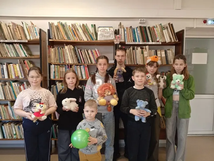 на фотографии посетители библиотеки (2)