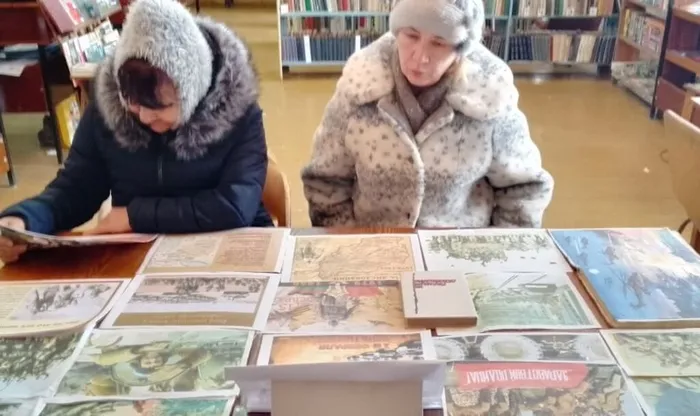 на фотографии посетители библиотеки