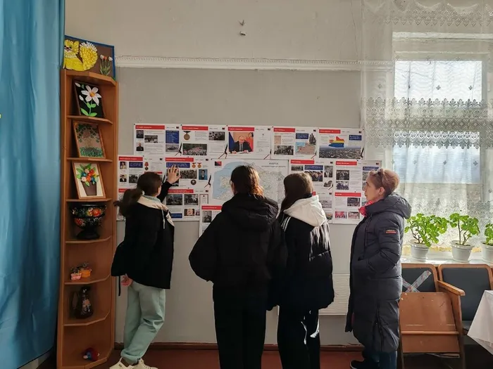 на фотографии посетители выставки