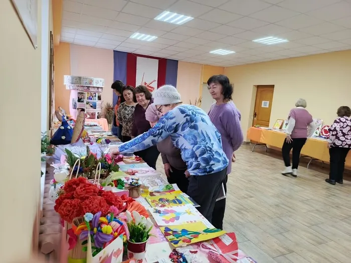 на фото посетители выставки