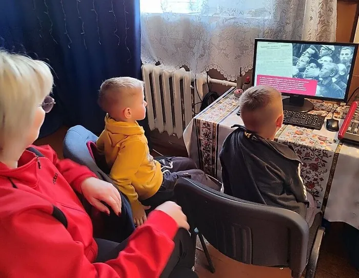 На фотографии участники просмотра презентации