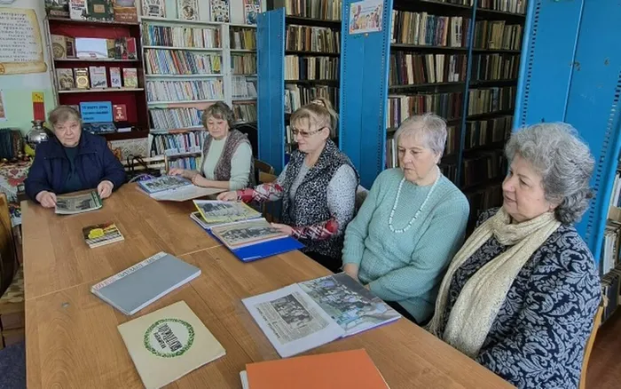 Участницы вечера просматривают подготовленную информацию (2)