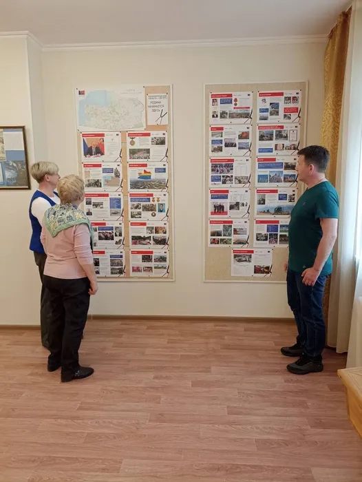 на фотографии посетители музея