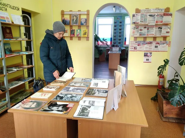 Читатели у выставки