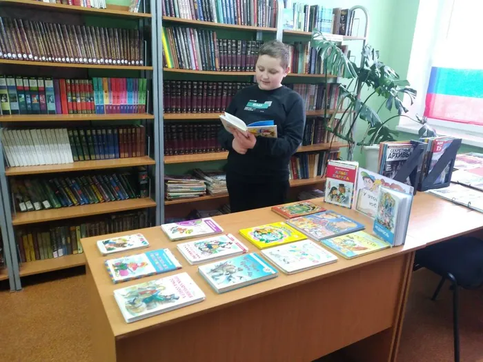 Максим читает книгу