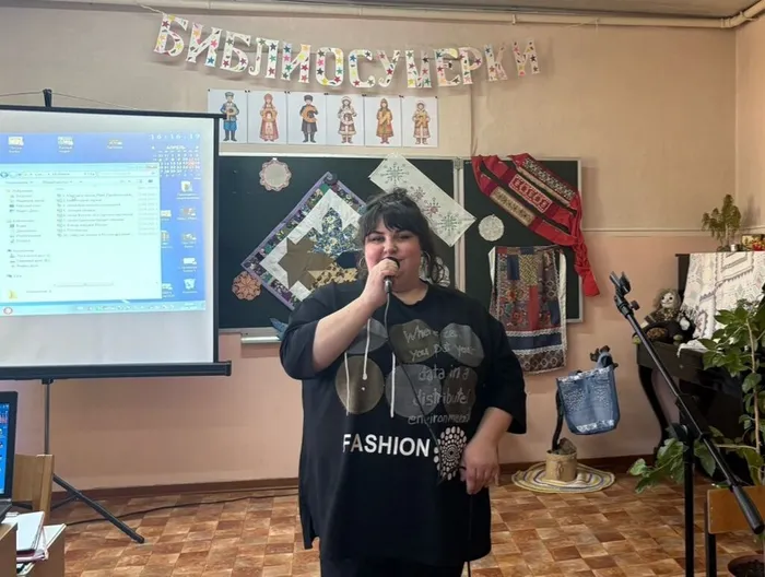 На фотографии Заведующий структурным подразделением Ромашина Раиса представляет участников художественной самодеятельности