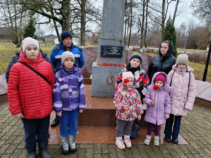 на фотографии акция свеча памяти (1)