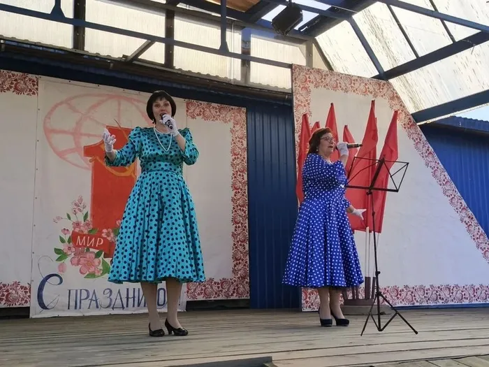 на фото ансамбль Ретро