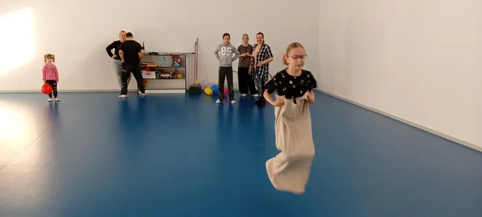 На фото фрагмент спортивно - игровой программы Мама, папа, я - спортивная семья (2)