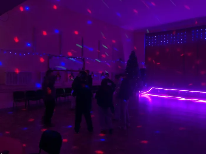 на фото посетители дискотеки (2)