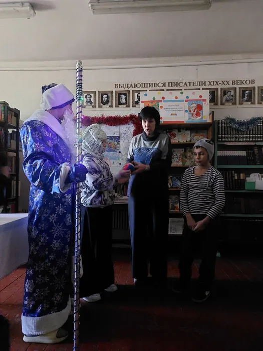 На фотографии звучат вопросы о Деде Морозе