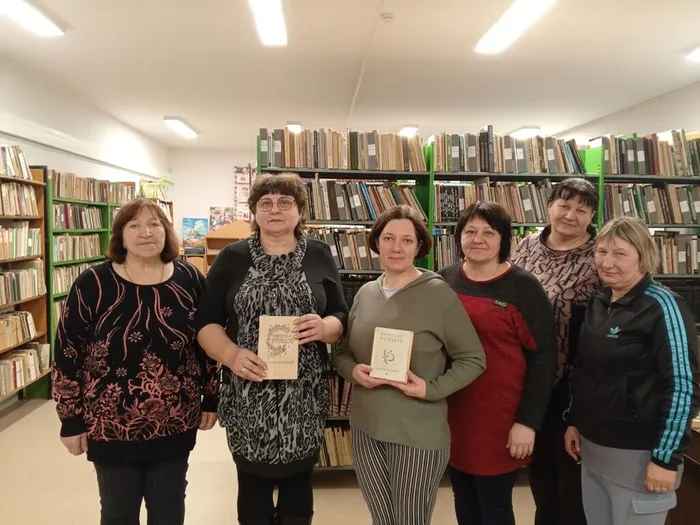 на фото участники литературного вечера