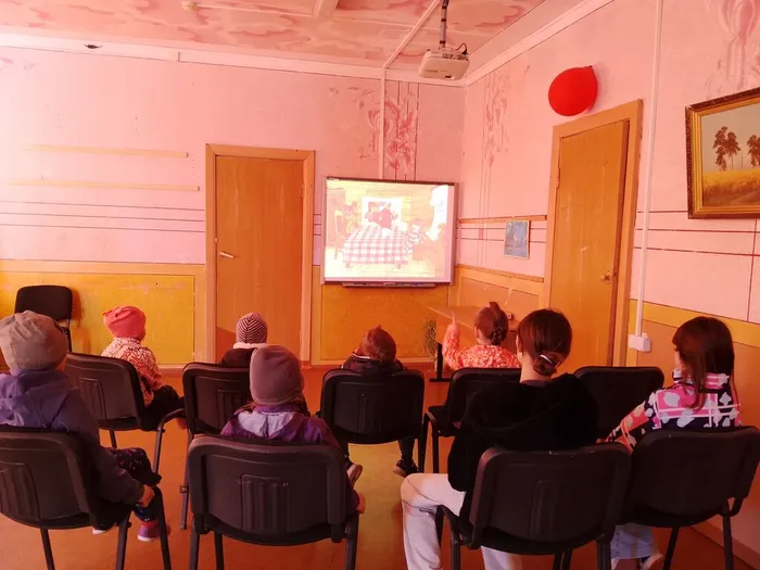 на фото ребята смотрят мультфильм (1)