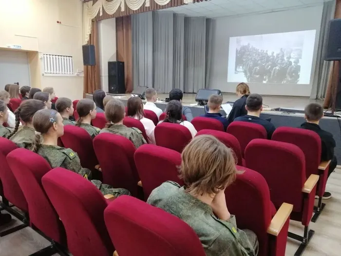 на фотографии учащиеся Краснознаменской школы