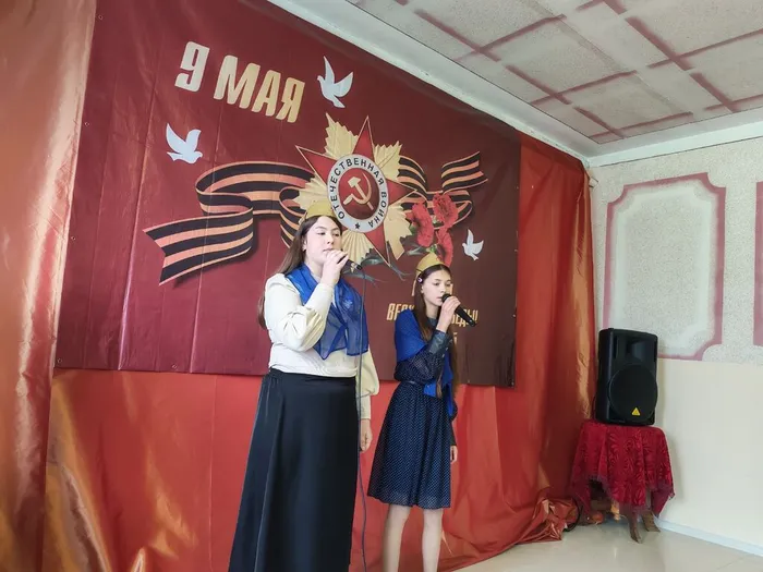 Гусева Кристина и Смыкалова Даша исполняют песню Синий платочек