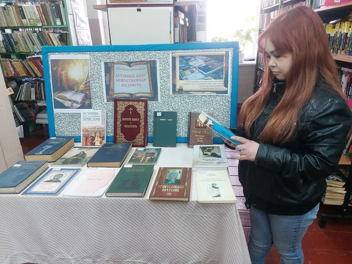 На фотографии читатель знакомится с книгой Митропалита Илариона (Алфеев) Христос, Бог и человек