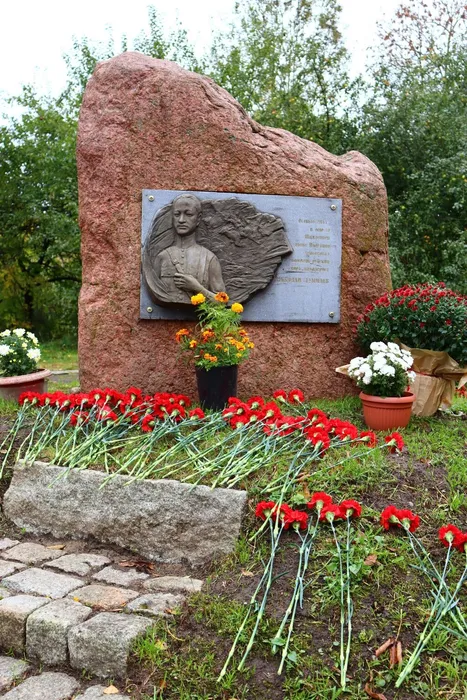 на фото памятный камень в сквере Гумилёва