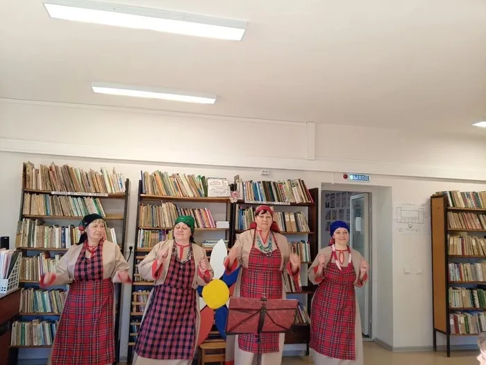 На фото фрагмент выступления участников ансамбля Девчата (3)