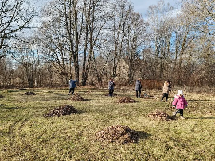 на фотографии уборка территории