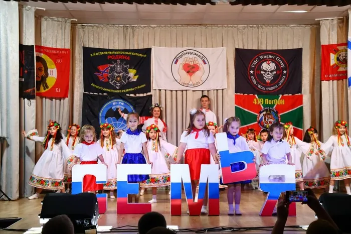 на фото творческий коллектив детского сада