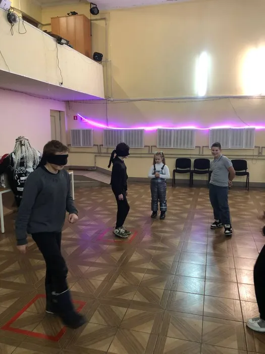 на фотографии участники игровой программы (1)