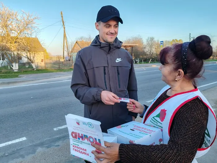 на фотографии участники акции (2)