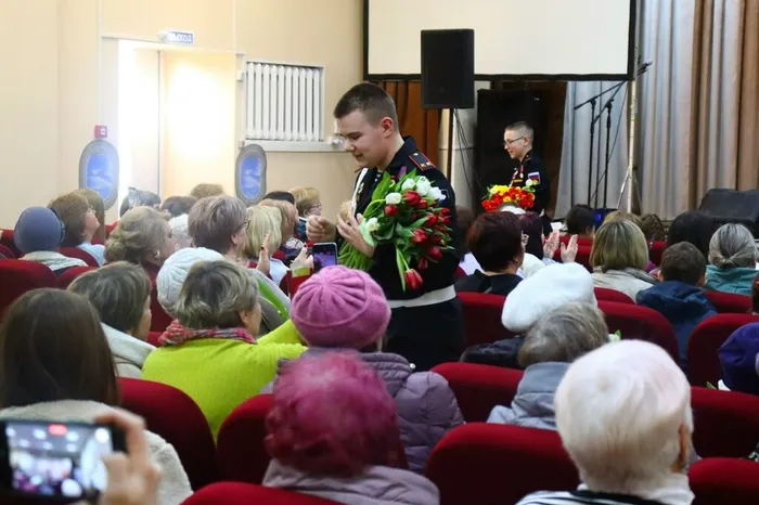 на фото пассажирам дарят цветы