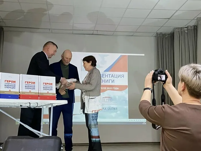 на фото вручение книг