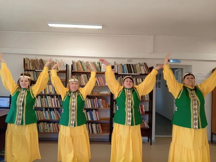 На фото фрагмент выступления участников ансамбля Девчата (1)