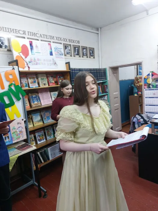 На фотографии в роли Королевы Книги Пинчук А. проводит игру с собрвшимися