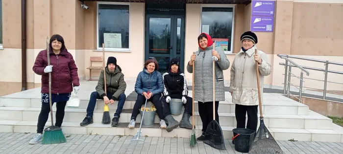 на фотографии сотрудники учреждения убирают территорию  (3)