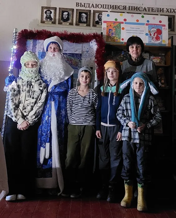 На фотографии участники познавательной программы Расскажи нам, ёлочка, сказку
