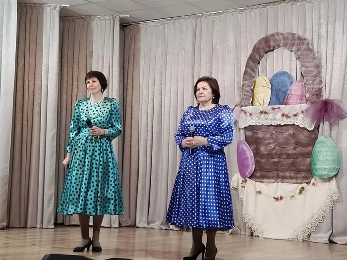 на фотографии ансамбль Ретро