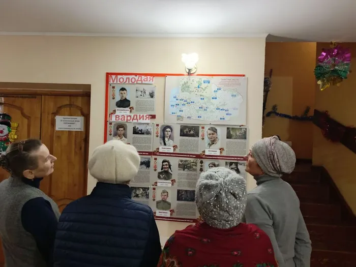 на фото посетители выставки  (1)