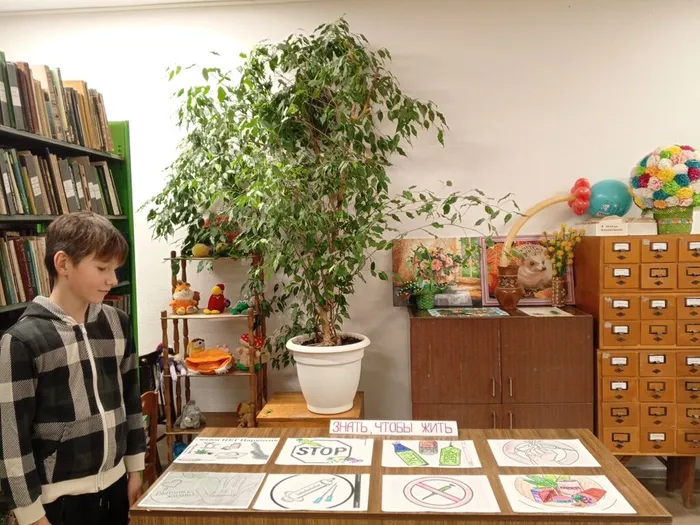 на фото посетители библиотеки у выставки рисунков (3)