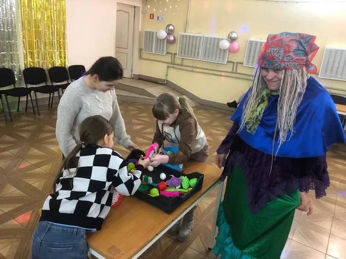 на фотографии участники игровой программы (2)