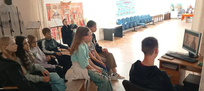 На фото ребята смотрят видеоролик Путешествие в историю возникновения славянской письменности (3)