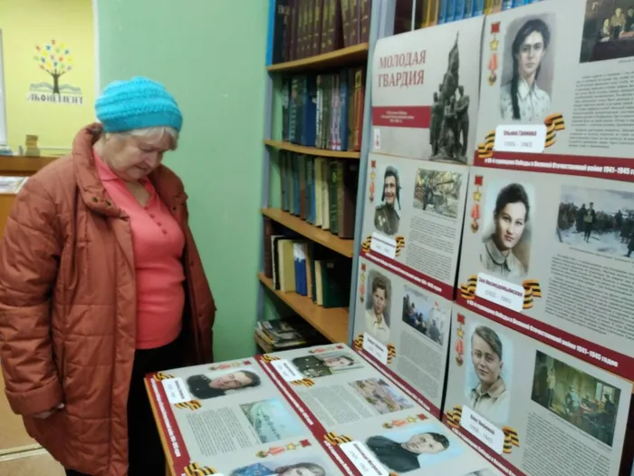 Наши читатели у выставки