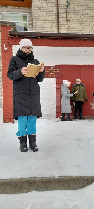 Читает стихотворение поэта Сеничева Е.А.