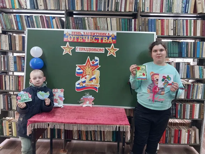 на фото посетитель библиотеки у стенда