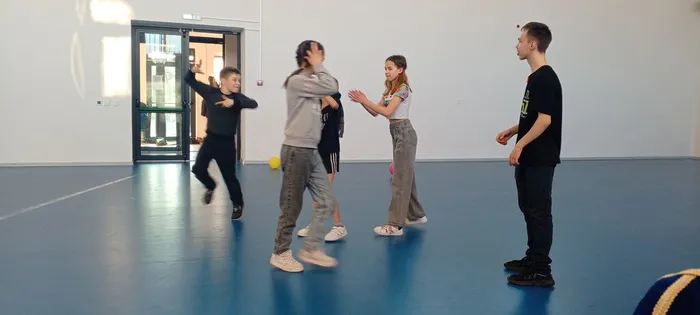 на фотографии участники игровой программы (1)