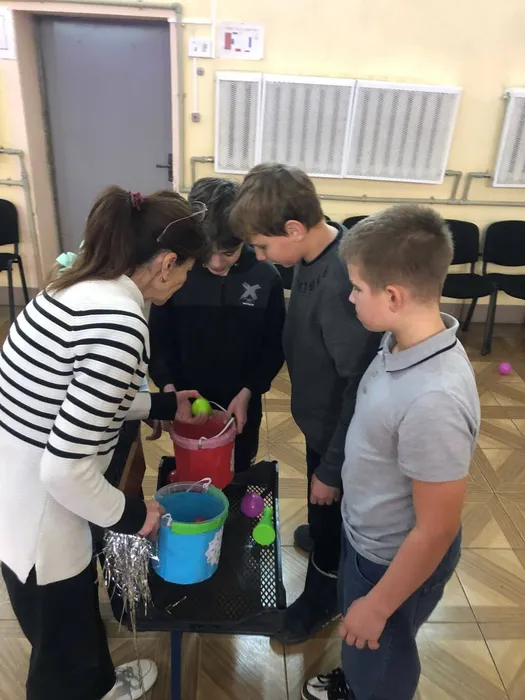 на фотографии участники игровой программы (3)