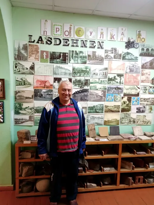 на фото гость музея