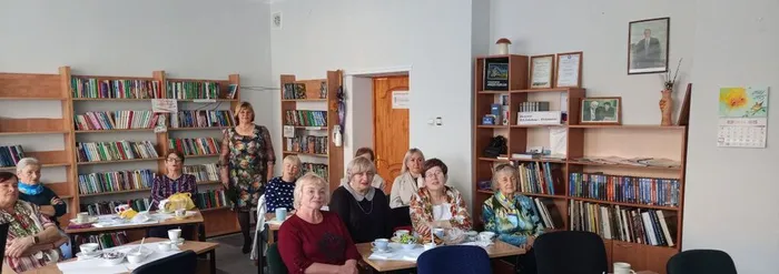 Участники клуба Аэлита слушают запись стихотворения Л.Рубальской
