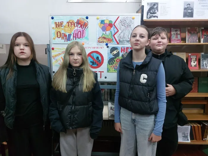 на фотографии участники информационной программы за мир ез террора