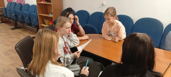 на фото участники игровой пргограммы (1)